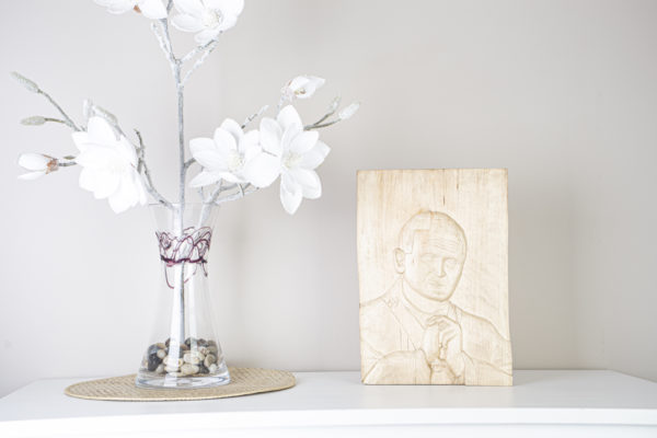 Lupanowe rękodzieło Obraz rzeźbiony w drewnie, styl rustykalny  „Św. Jan Paweł II, portret”