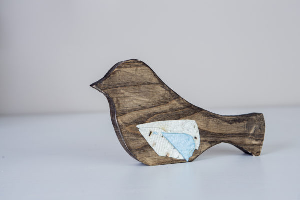 Lupanowe rękodzieło Drewniane ptaszki ze skrzydłami z papieru czerpanego 3