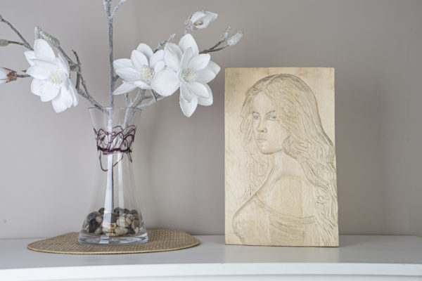 Lupanowe rękodzieło Obraz rzeźbiony w drewnie, styl rustykalny „Dziewczyna w rozpuszczonych włosach”