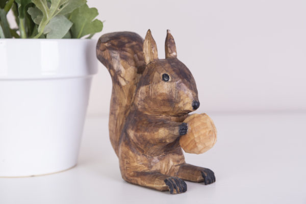 Lupanowe rękodzieło Figurka wiewiórki wyrzeźbiona z drewna, styl rustykalny