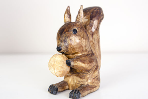 Lupanowe rękodzieło Figurka wiewiórki wyrzeźbiona z drewna, styl rustykalny 3