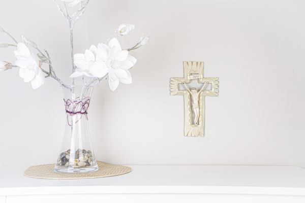 Lupanowe rękodzieło Krzyż z wizerunkiem Chrystusa wyrzeźbiony z drewna, styl rustykalny