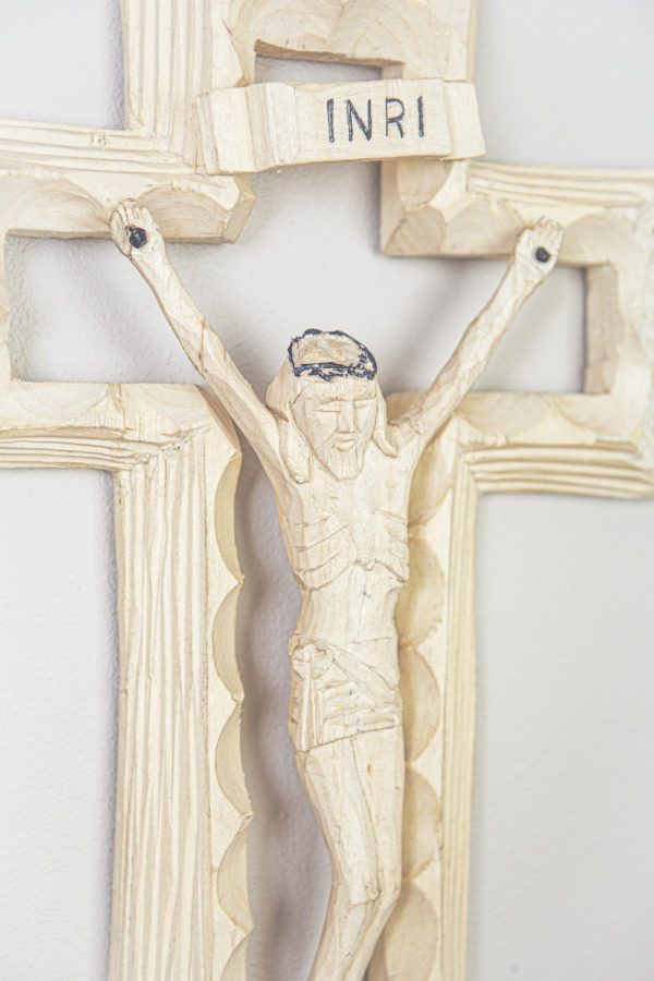 Lupanowe rękodzieło Krzyż z wizerunkiem Chrystusa wyrzeźbiony z drewna, styl rustykalny 2