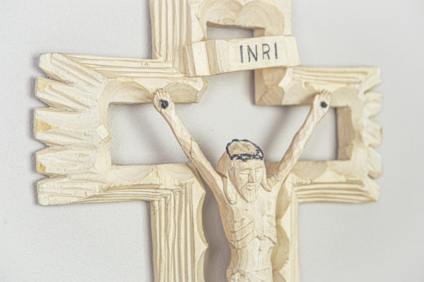 Lupanowe rękodzieło Krzyż z wizerunkiem Chrystusa wyrzeźbiony z drewna, styl rustykalny 3