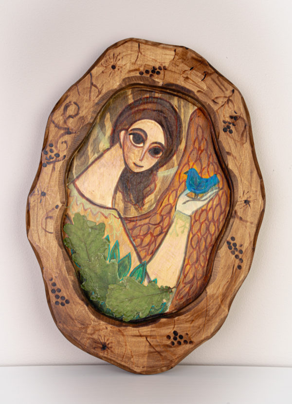 Lupanowe rękodzieło „Anioł w dziupli” – obraz na drewnie z motywem liści dębu 2