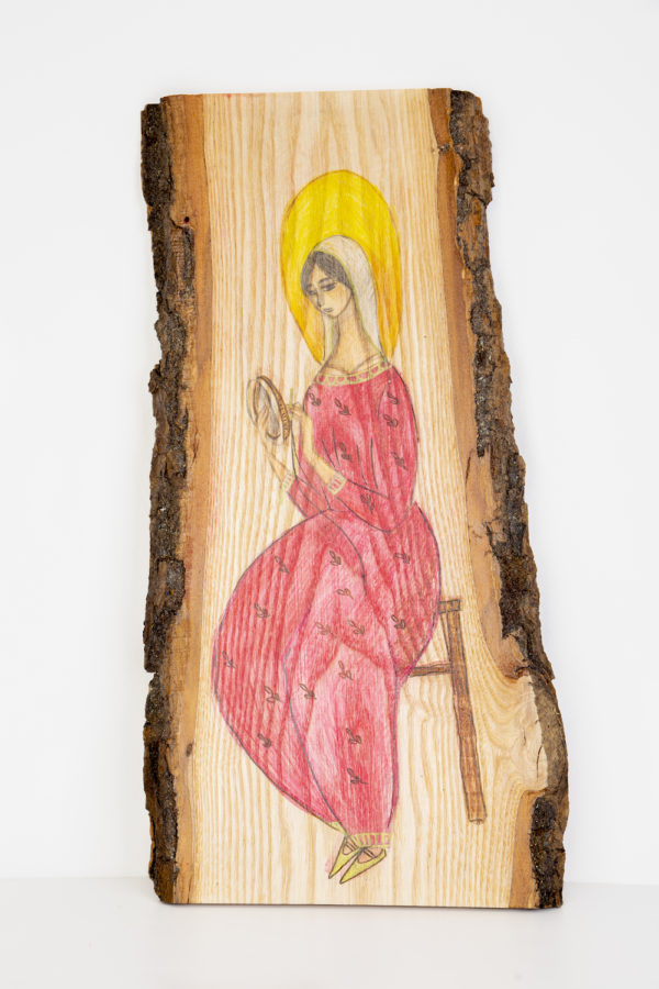 Lupanowe rękodzieło Matka Boska szyjąca – rysunek na desce z korą