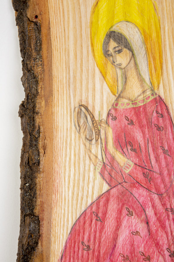 Lupanowe rękodzieło Matka Boska szyjąca – rysunek na desce z korą 2