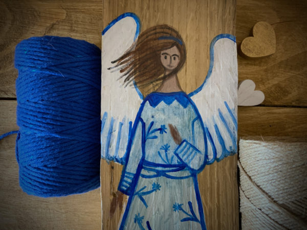 Lupanowe rękodzieło Anioł z rozwianymi włosami – malunek na drewnie 5