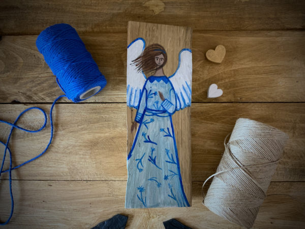 Lupanowe rękodzieło Anioł z rozwianymi włosami – malunek na drewnie