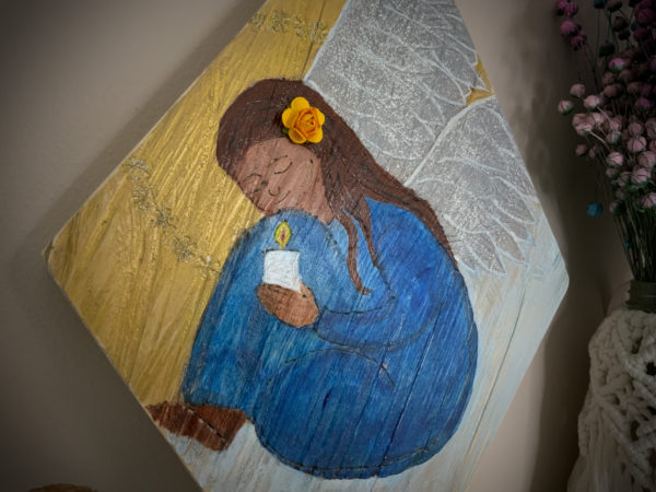 Lupanowe rękodzieło Anioł ze święcą – malunek na starej desce 3