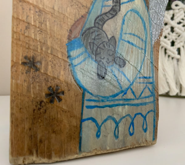 Lupanowe rękodzieło Anioł tulący kota – malunek na starej desce 6